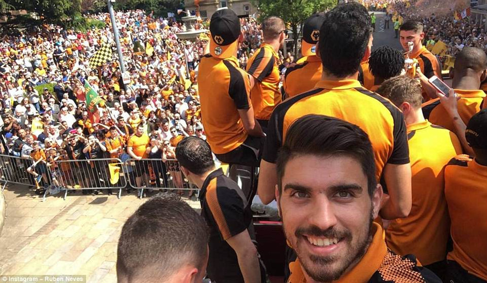 Đường phố chuyển màu vàng ngày Bầy sói trở lại Premier League